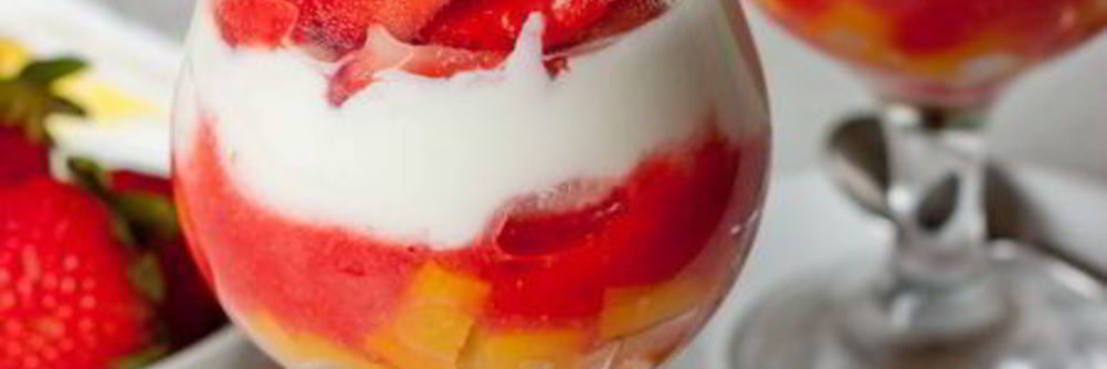 Клубнично-персиковый десерт со сливочным кремом