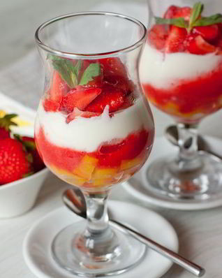 Клубнично-персиковый десерт со сливочным кремом