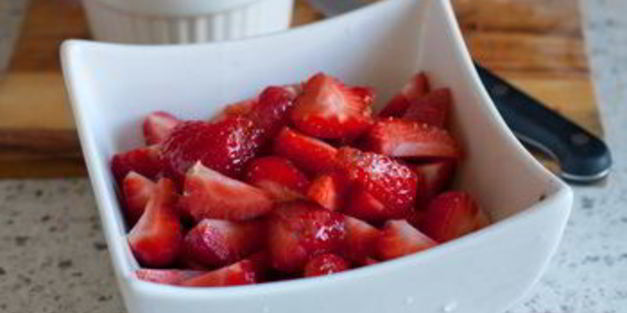 клубнично-персиковый десерт со сливочным кремом