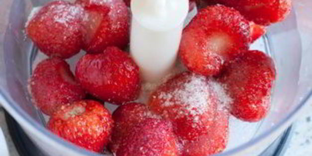 клубнично-персиковый десерт со сливочным кремом