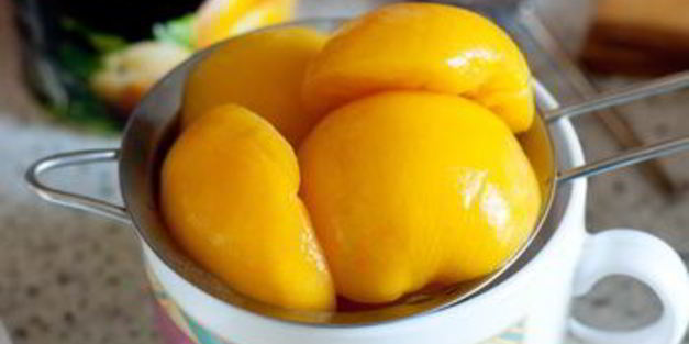 клубнично-персиковый десерт со сливочным кремом