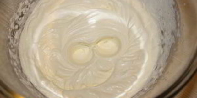 клубнично-персиковый десерт со сливочным кремом