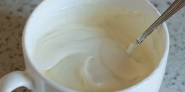 клубнично-персиковый десерт со сливочным кремом