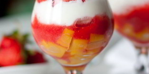 клубнично-персиковый десерт со сливочным кремом