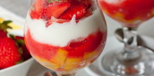 клубнично-персиковый десерт со сливочным кремом