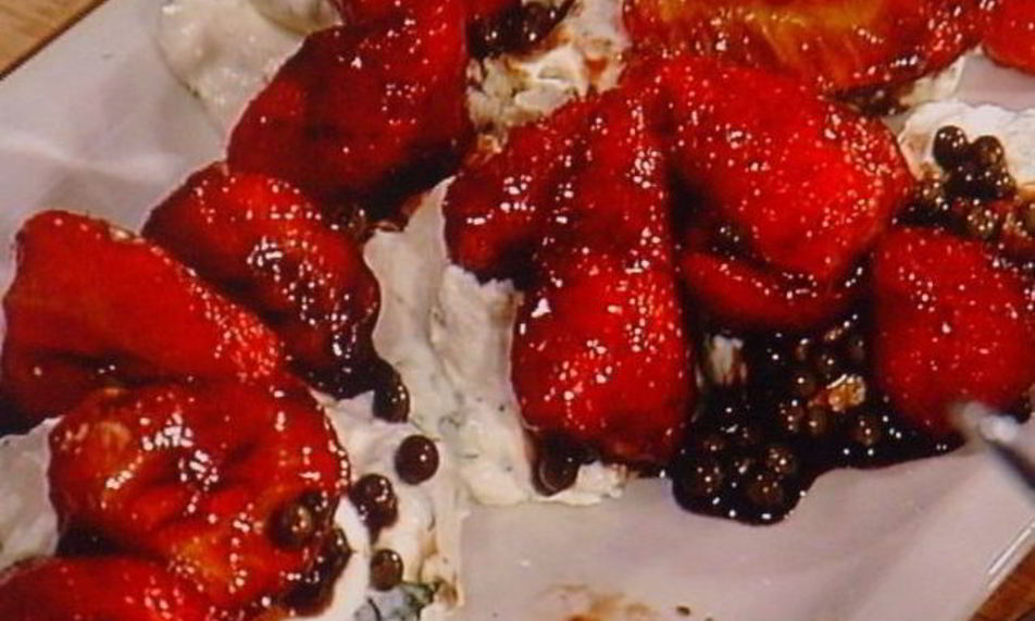 Рецепт клубника под бальзамическим соусом с кремом из козьего сыра