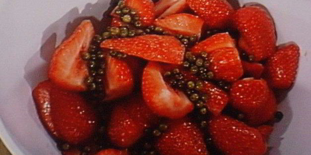 клубника под бальзамическим соусом с кремом из козьего сыра