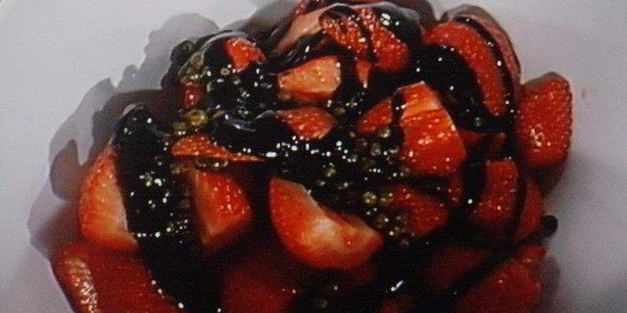 клубника под бальзамическим соусом с кремом из козьего сыра