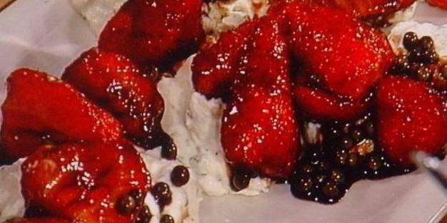 клубника под бальзамическим соусом с кремом из козьего сыра