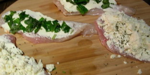 куриные грудки, фаршированные крем-чизом филадельфия, фетой и ароматными травами