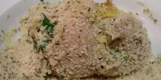 куриные грудки, фаршированные крем-чизом филадельфия, фетой и ароматными травами