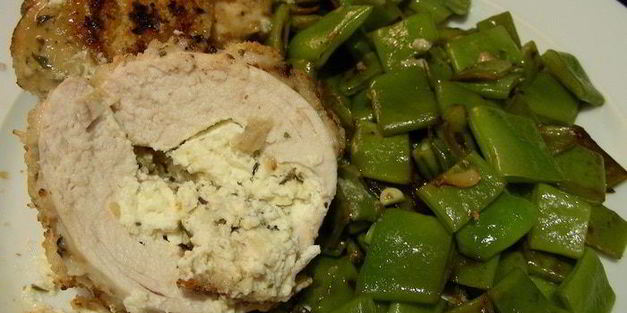 куриные грудки, фаршированные крем-чизом филадельфия, фетой и ароматными травами