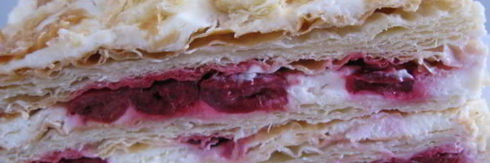 Мильфей с вишнями и сливочным кремом