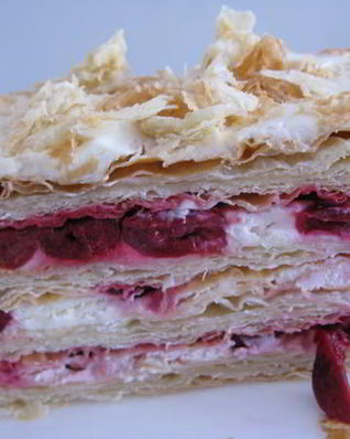 Мильфей с вишнями и сливочным кремом