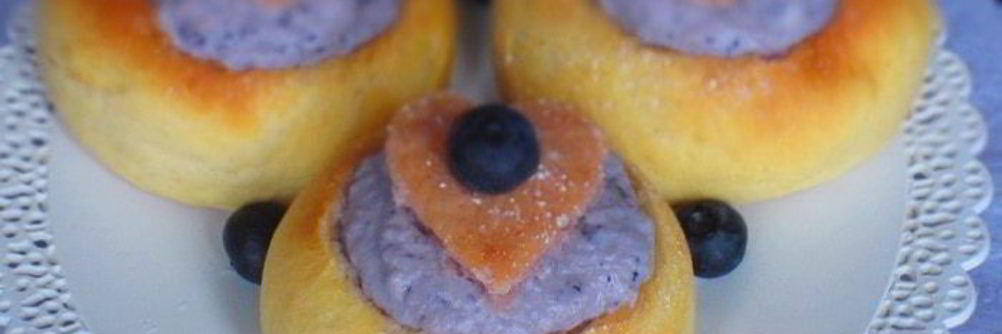 Мини-бриоши с творожно-черничным кремом