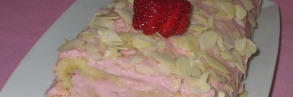 Рулет с творожно-клубничным кремом