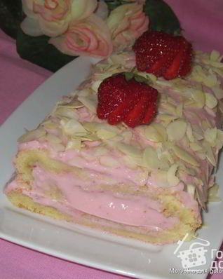 Рулет с творожно-клубничным кремом
