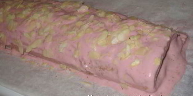 рулет с творожно-клубничным кремом