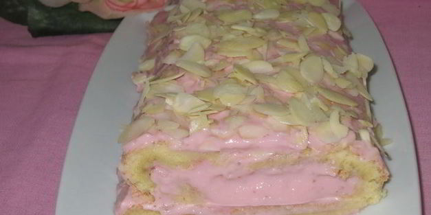 рулет с творожно-клубничным кремом