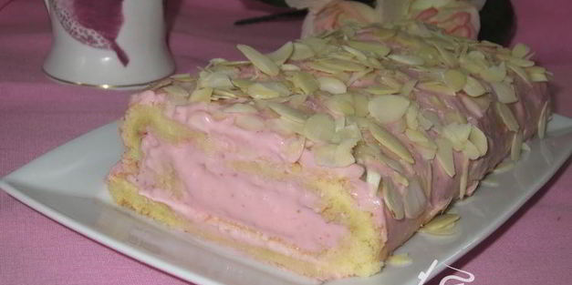 рулет с творожно-клубничным кремом