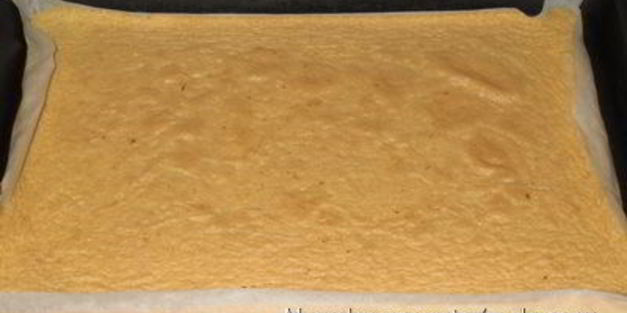 рулет с творожно-клубничным кремом