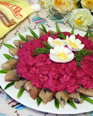 Сельдь под свекольным крем-соусом