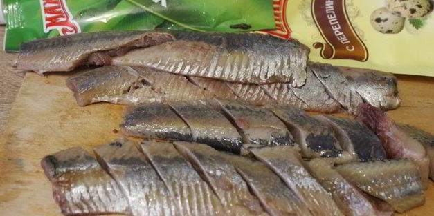 сельдь под свекольным крем-соусом