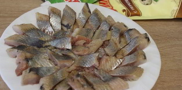 сельдь под свекольным крем-соусом