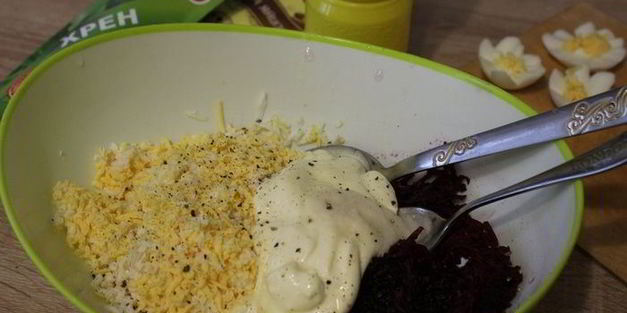 сельдь под свекольным крем-соусом