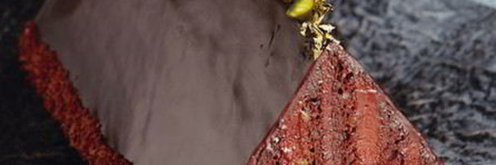 Шоколадный бисквит с кремом и фисташками