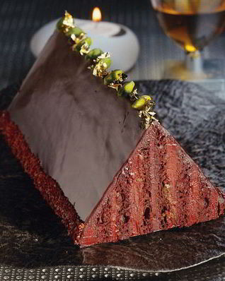 Шоколадный бисквит с кремом и фисташками