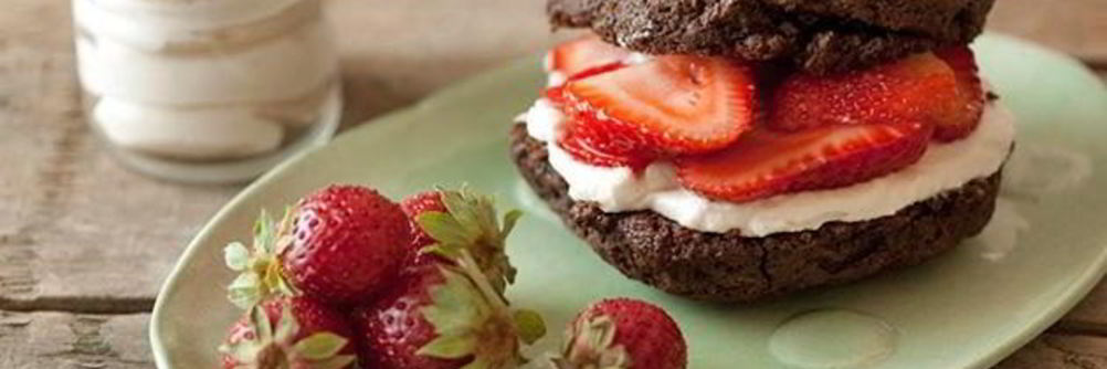 Шоколадные коржики с кремом и клубникой