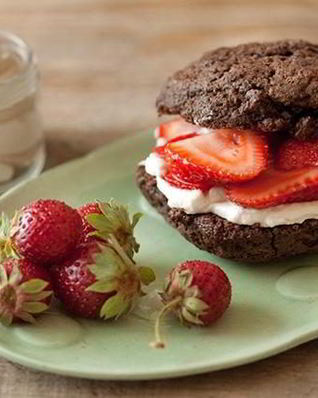 Шоколадные коржики с кремом и клубникой