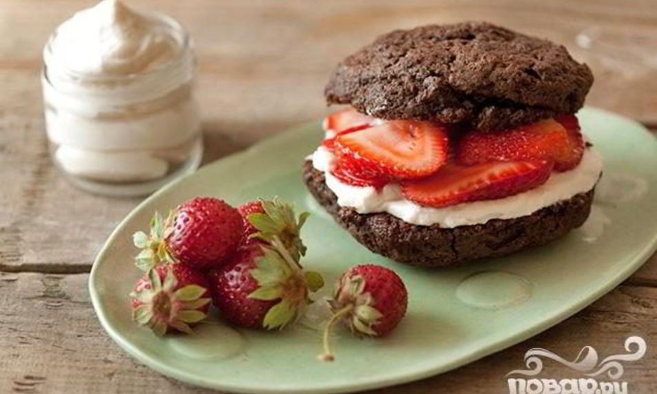Рецепт шоколадные коржики с кремом и клубникой