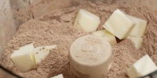 шоколадные коржики с кремом и клубникой