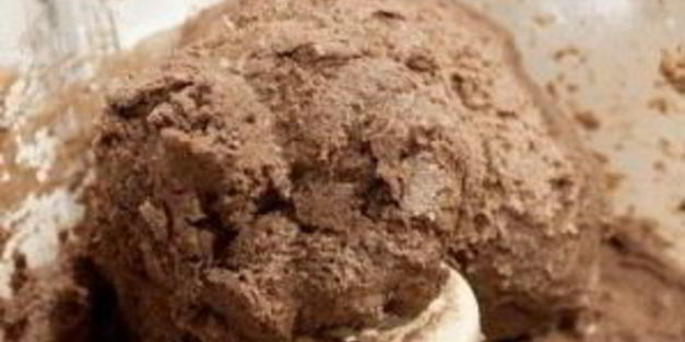 шоколадные коржики с кремом и клубникой