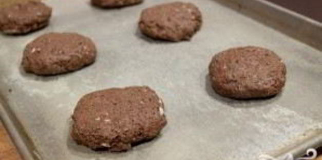 шоколадные коржики с кремом и клубникой