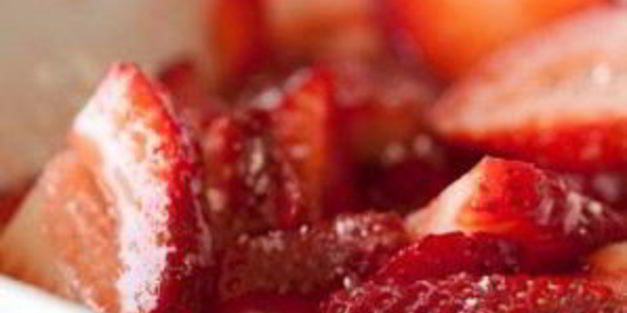 шоколадные коржики с кремом и клубникой