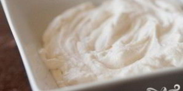 шоколадные коржики с кремом и клубникой