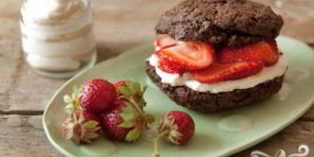 шоколадные коржики с кремом и клубникой