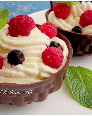 Шоколадные корзинки с ягодами и сливочным кремом