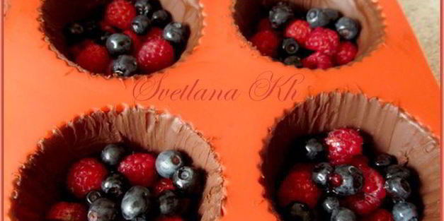 шоколадные корзинки с ягодами и сливочным кремом