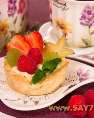 Слоеные корзинки с кремом из маскарпоне, манго и фруктами