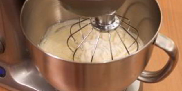 слоеные корзинки с кремом из маскарпоне, манго и фруктами