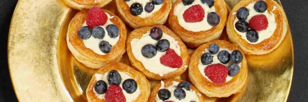 Слоеные корзиночки с кремом и ягодами