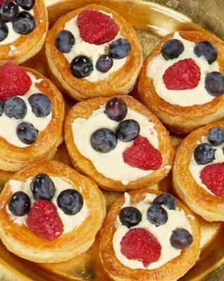 Слоеные корзиночки с кремом и ягодами