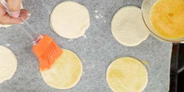 слоеные корзиночки с кремом и ягодами