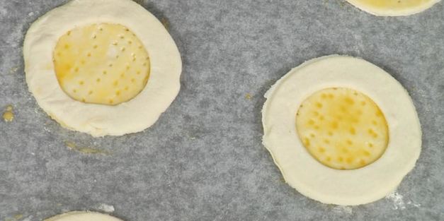 слоеные корзиночки с кремом и ягодами