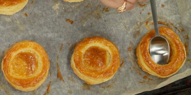 слоеные корзиночки с кремом и ягодами