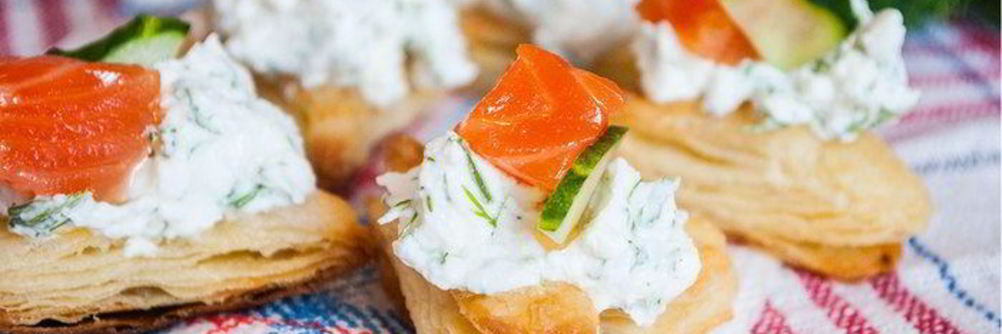 Слоеные сердечки с сырным кремом и форелью